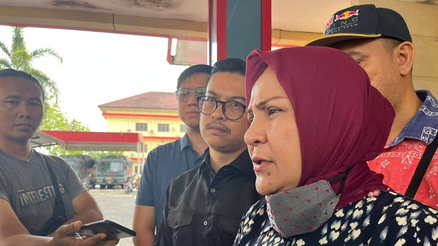 Ibu Ken Admiral bersama kuasa hukumnya Irwansyah Putra Nasution di Ditreskrimum Polda Sumut. Foto: Tri Vosa/kumparan