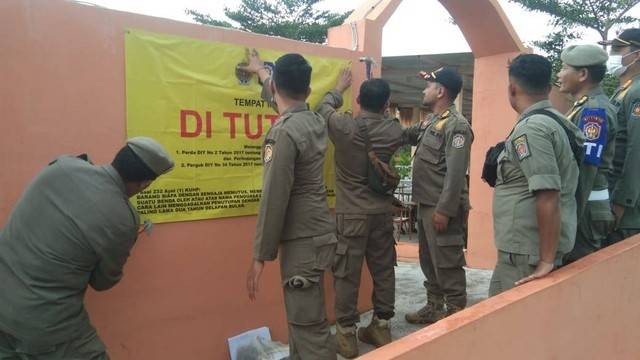 Satpol PP DIY tengah menyegel paksa kafe di Minomartani, Ngaglik, Sleman, yang memakai tanah kas desa secara ilegal. Foto: Dok. Satpol PP DIY