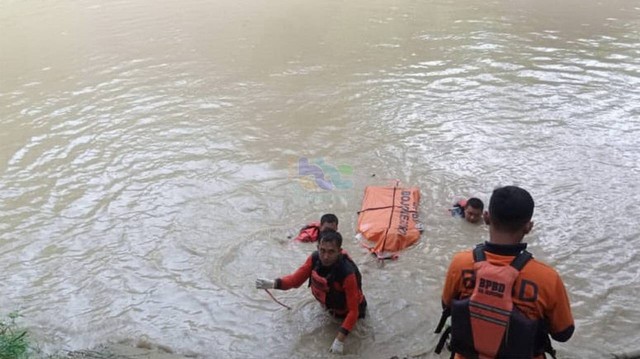 Petugas saat mengevakuasi mayat Ahmad Adiyanto (21), warga Dusun Kedungwaru, Desa Pekuwon, Kecamatan Sumberrejo, Kabupaten Bojonegoro. Kamis (27/04/2023) (Foto: Dok Istimewa)