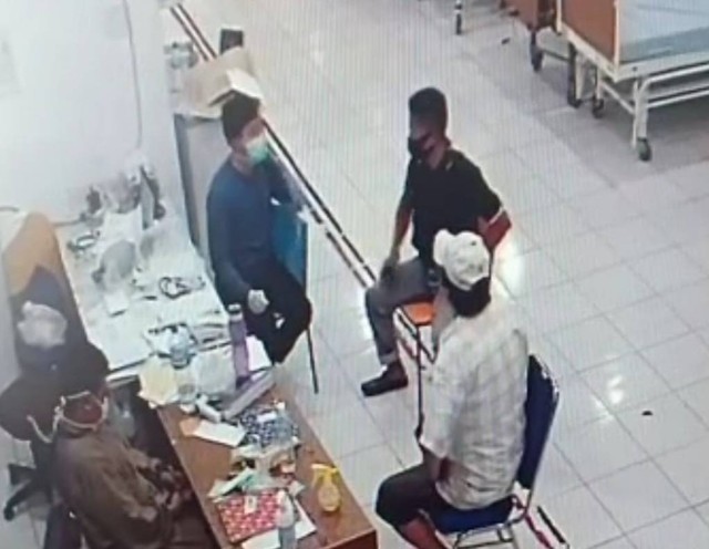 Potongan video CCTV aksi pemukulan yang terjadi terhadap dokter di RSUD Talang Ubi, Pali. (ist)