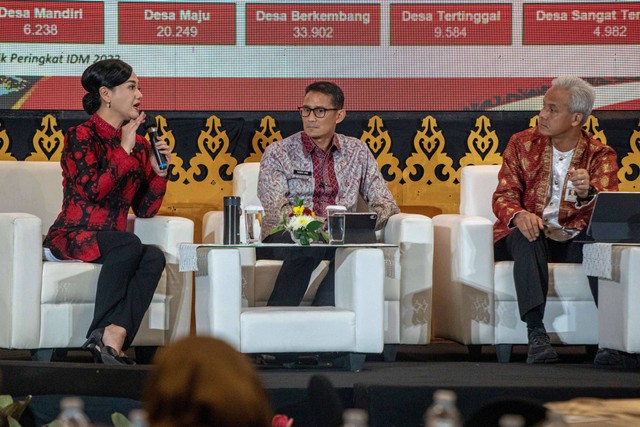 Menteri Pariwisata dan Ekonomi Kreatif Sandiaga Uno (tengah) bersama Gubernur Jawa Tengah Ganjar Pranowo (kanan) memberikan pemaparan dalam Rapat Koordinasi Daerah (Rakorda) di Semarang. Foto: Aji Styawan/Antara Foto