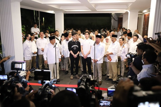 Prabowo Subianto umumkan Al Ghazali dan El Rumi siap jadi kader muda Gerindra di Kertanegara, Jakarta Selatan, Kamis (27/4/2023). Foto: Jamal Ramadhan/kumparan