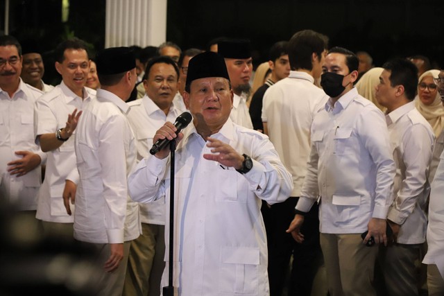 Ketum Gerindra Prabowo Subianto menyampaikan keterangan terkait langkah politik ke depan di Kertanegara, Jakarta Selatan, Kamis (27/4/2023). Foto: Jamal Ramadhan/kumparan