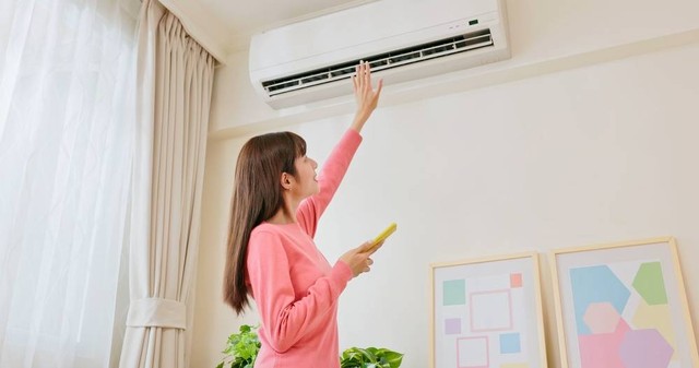 Ilustrasi menyalakan AC di rumah. Foto: aslysun/Shutterstock