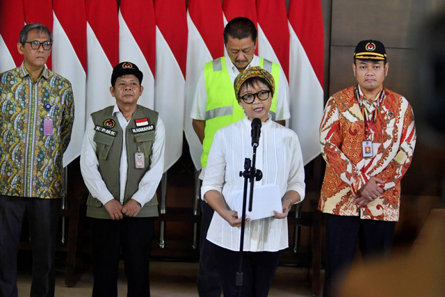 Menlu RI Retno Marsudi saat konferensi pers usai kedatangan kloter pertama WNI yang dievakuasi dari Sudan, di Bandara Soekarno-Hatta, Cengkareng, Jumat (28/4/2023). Foto: Kemlu RI