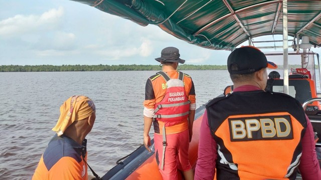 Pencarian korban kapal Calista yang tenggelam di Riau. Foto: Dok. Basarnas