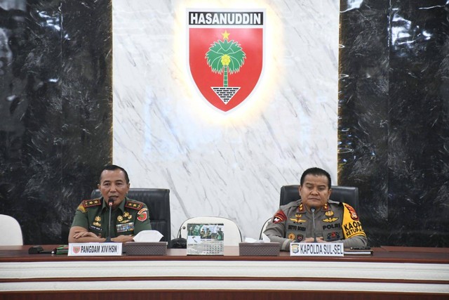 Pangdam Hasanuddin dan Kapolda Sulsel jumpa pers soal Penyerangan Polres Jeneponto, Jumat (28/4/2023). Foto: kumparan