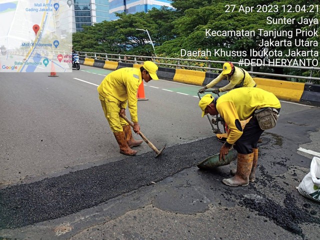 Petugas memperbaiki jalan berlubang di flyover Artha Gading arah Tanjung Priok yang berlubang, Jumat (28/4/2023).  Foto: Dok. Istimewa