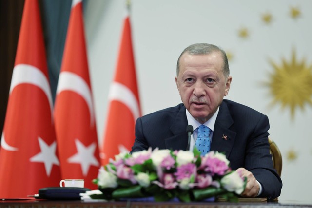 Presiden Turki Recep Tayyip Erdogan meresmikan pembangkit listrik tenaga nuklir pertama Turki melalui tautan video, di istana Presiden di Ankara, Kamis (27/4/2023). Foto: Kepresidenan Turki melalui AP
