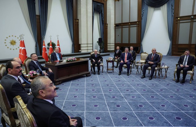 Presiden Turki Recep Tayyip Erdogan meresmikan pembangkit listrik tenaga nuklir pertama Turki melalui tautan video, di istana Presiden di Ankara, Kamis (27/4/2023). Foto: Kepresidenan Turki melalui AP