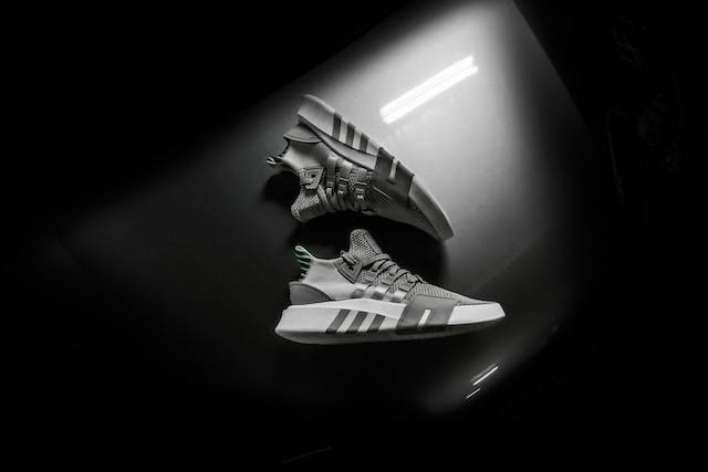 Ilustrasi sepatu Adidas. Foto: Unsplash