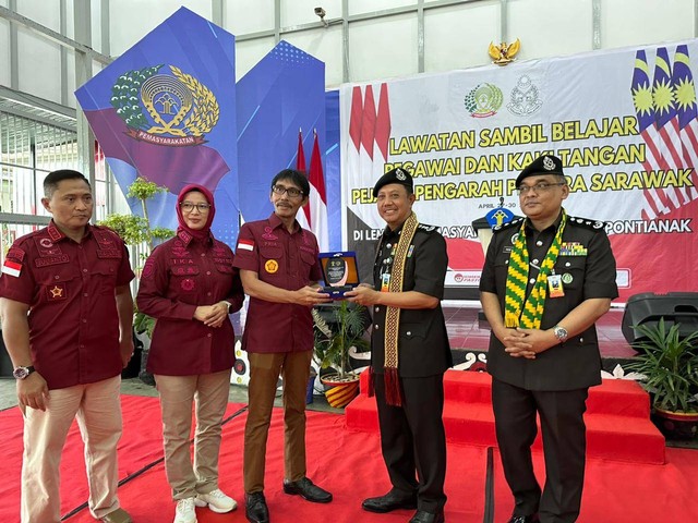 Pejabat Penjara Malaysia saat berkunjung ke Lapas Pontianak. Foto: Teri/Hi!Pontianak