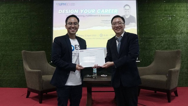 Cornelius Pantow selaku Board of Directors & Chief Human Resources Officer PT Esensi Solusi Buana (ESB) dalam seminar bertajuk “Design Your Career: Create Meaning, Fulfillment, and Success” di Gedung MYC UPH Lippo Village pada Rabu, 12 April 2023 yang diadakan Career Center and Corporate Relations (CCCR) Universitas Pelita Harapan (UPH).