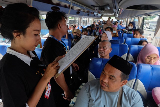 Petugas mendata penumpang bus program mudik dan balik gratis Kementerian Perhubungan (Kemenhub) di Terminal Tirtonadi, Solo, Jawa Tengah, Jawa Tengah, Jumat (28/4/2023). Foto: ANTARAFOTO/Maulana Surya