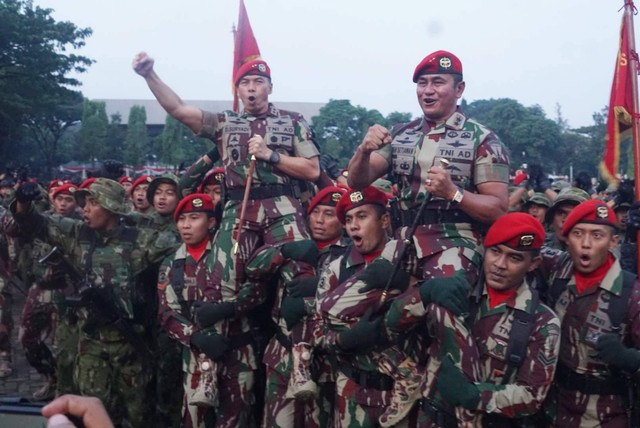 Komandan Jenderal (Danjen) Komando Pasukan Khusus (Kopassus) Mayjen Deddy Suryadi disambut anggota Kopassus di Mabes Kopassus, Cijantung, Jakarta Timur, Jumat (28/4).  Foto: Iqbal Firdaus/kumparan