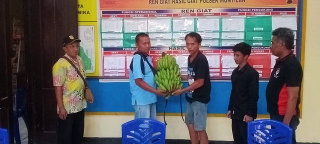 Proses mediasi oleh Polsek Muntilan, terkait pencurian satu tandan pisang. Foto: Hermanto/ Tugujogja