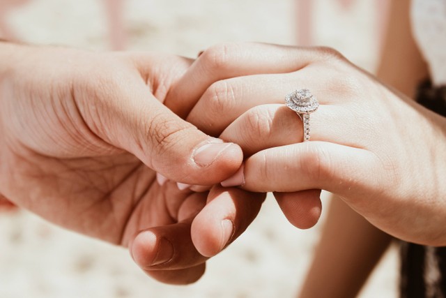 Ilustrasi Perbedaan Letak Cincin Tunangan dan Nikah. sumber: Unsplash