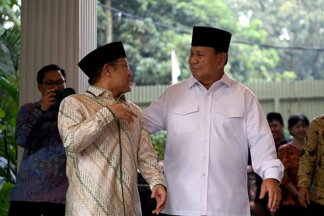 Ketua Umum Partai Gerindra Prabowo Subianto (kanan) menyambut Ketua Umum PKB Muhaimin Iskandar di kediaman Kertanegara, Jakarta Selatan, Jumat (28/4/2023). Foto: Sigid Kurniawan/Antara Foto