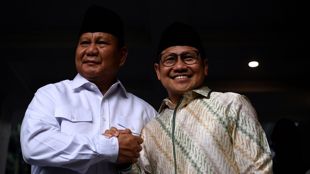 Ketua Umum Partai Gerindra Prabowo Subianto (kiri) bersalaman dengan Ketua Umum PKB Muhaimin Iskandar setibanya di kediaman Kertanegara, Jakarta Selatan, Jumat (28/4/2023). Foto: Sigid Kurniawan/Antara Foto