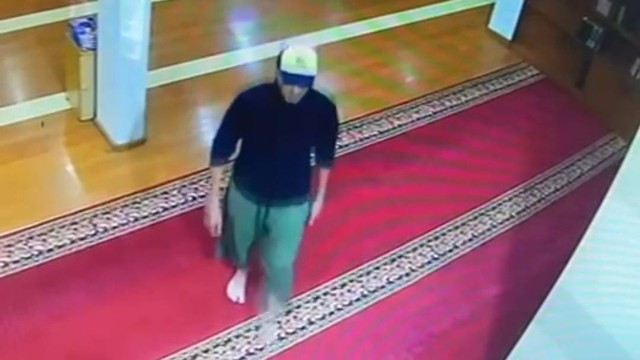 Tangkapan layar video WNA asal Australia saat ludahi imam masjid di Kota Bandung. Foto: Dok. Istimewa