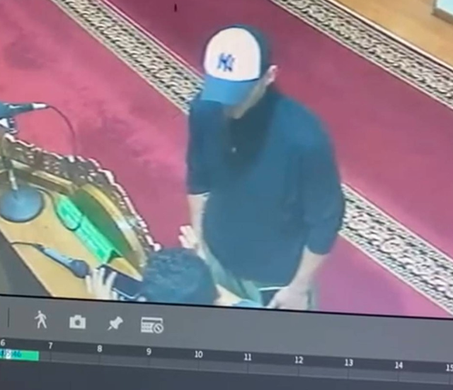 Tangkapan layar video WNA asal Australia saat ludahi imam masjid di Kota Bandung. Foto: Dok. Istimewa