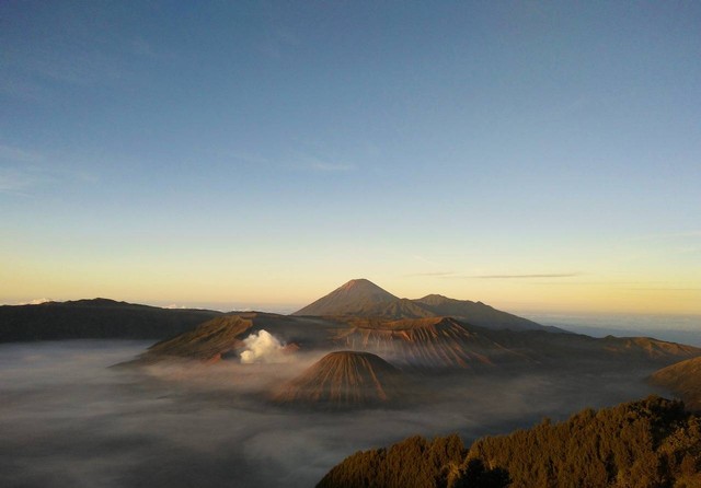 Ilustrasi Wisata Gunung Semeru (Abitama from Pixabay)