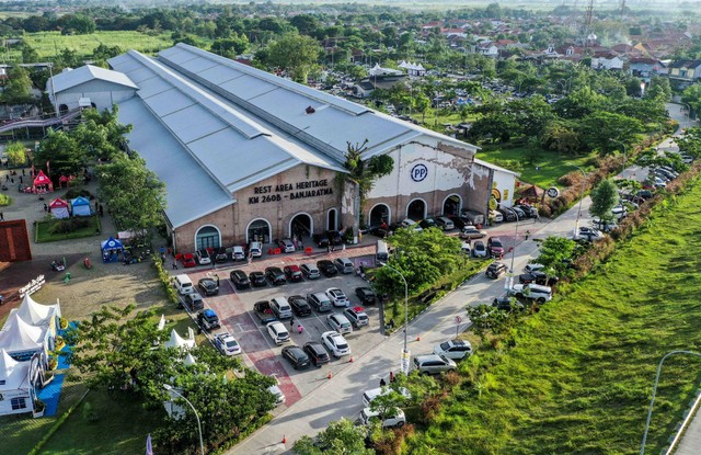 Foto udara suasana rest area Heritage Km 260B Jalan Tol Pejagan-Pemalang, Banjaratma, Brebes, Jawa Tengah, Jumat (28/4/2023). Foto: Rivan Awal Lingga/Antara Foto