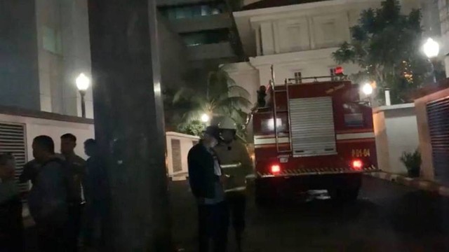 Petugas Damkar kena prank Gedung DPRD DKI Jakarta kebakaran, Jumat (28/4/2023). Foto: Dok. Istimewa