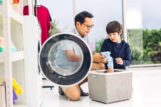 Anak laki-laki melakukan pekerjaan rumah tangga. Foto: Art_Photo/Shutterstock