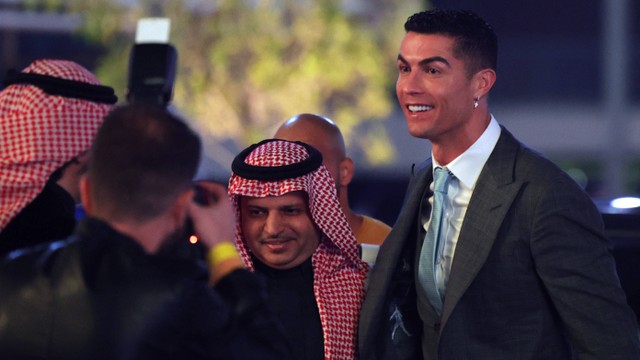 Presiden Al Nassr, Musalli Al-Muammar; bersama Cristiano Ronaldo. Foto: Fayez Nureldine / AFP