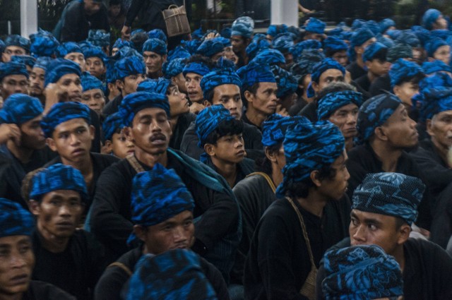 Warga Suku Baduy mengikuti rangkaian upacara tradisi Seba Baduy di Pendopo Kabupaten Rangkasbitung, Lebak, Banten, Jumat (28/4/2023). Foto: ANTARA FOTO/Muhammad Bagus Khoirunas