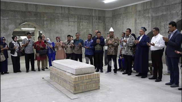 Wakil Ketua DPR RI Bidang Korinbang, Rachmat Gobel, ziarah ke makam Imam Bukhori di Samarkand, Uzbekistan, Jumat (28/4/2023). Foto: Dok. Istimewa
