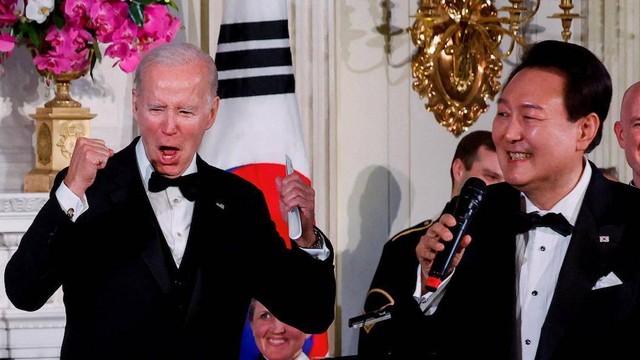 Presiden AS Joe Biden dan Presiden Korsel Yoon Suk-yeol bernyanyi dalam sebuah acara.