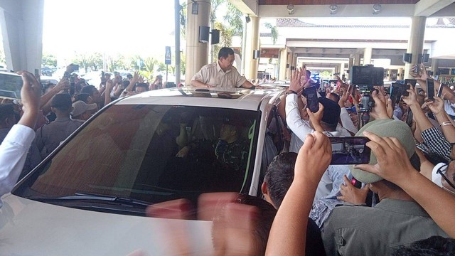 Warga menyambut Ketua Umum DPP Partai Gerindra Prabowo Subianto mengunjungi Sumatera Barat (Sumbar), Sabtu (29/4). Foto: Dok. Istimewa