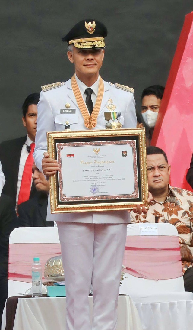 Gubernur Jateng Ganjar Pranowo menerima penghargaan dari Mendagri Tito Karnavian Tito Karnavian untuk Provinsi Jateng dalam peringatan Hari Otonomi Daerah (OTDA) ke-27 di Anjungan Pantai Losari, Kota Makassar pada Sabtu (29/4).  Foto: Dok. Istimewa