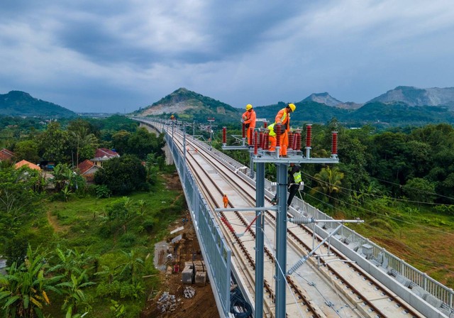 Persiapan infrastruktur jelang beroperasinya Kereta Api Cepat Jakarta-Bandung (KCJB). Foto: Dok. KCIC