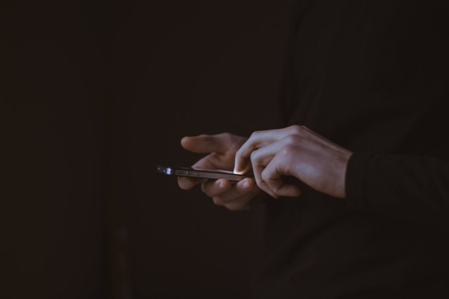 Ilustrasi Cara Mengecek Pulsa Tri. Foto: Unsplash/Gilles Lambert