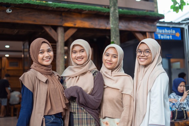 Cara Memakai Hijab Segi Empat Simple dan Mudah untuk Remaja, Foto Hanya Ilustrasi: Unsplash/Yusron El Jihan