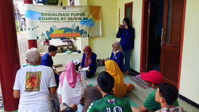 Sosialisasi Pembuatan Pupuk Kompos Mahasiswa Universitas Negeri Malang sebagai Upaya Menanggulangi Sampah Organik di RT 06/RW 06, Kelurahan Purwantoro (Dokumen Pribadi)