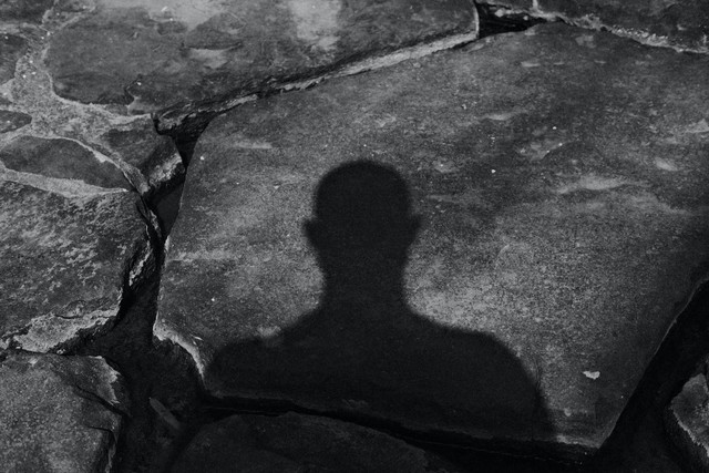 Ilustrasi foto orang cuek dan misterius. Sumber foto: Unsplash