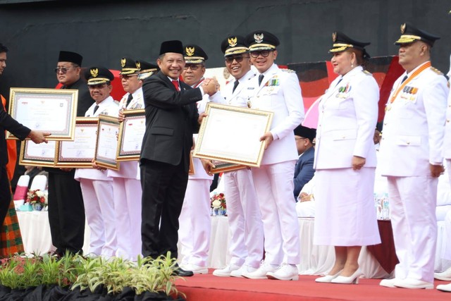 Mendagri Tito Karnavian memberi penghargaan kepada kepala daerah dalam puncak Peringatan Hari Otonomi Daerah XXVII di Anjungan Pantai Losari, Kota Makassar, Sabtu (29/4/2023). Foto: Dok. Istimewa