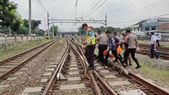 Petugas mengevakuasi AKBP Buddy Alfrits Towoliu, Kasat Narkoba Polres Metro Jakarta Timur tewas seusai tertabrak kereta api di Jalur Jatinegara, Jakarta Timur, di Jalur Jatinegara, Jakarta Timur, Sabtu (29/4/2023). Foto: Dok. Istimewa