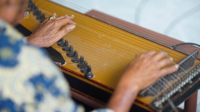 Cara Memainkan Alat Musik Kecapi untuk Pemula. Foto: Kumparan