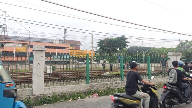 Suasana lokasi Kasat Narkoba Polres Metro Jakarta Timur AKBP Buddy A Towiliu tewas diduga bunuh diri, di dekat Pasar Enjo, Jatinegara, Jakarta Timur pada Sabtu (29/4/2023). Foto: Jonathan Devin/kumparan