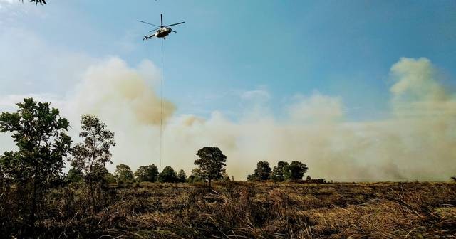 Helikopter water bombing saat memadamkan karhutla di Sumsel. Foto: Istimewa