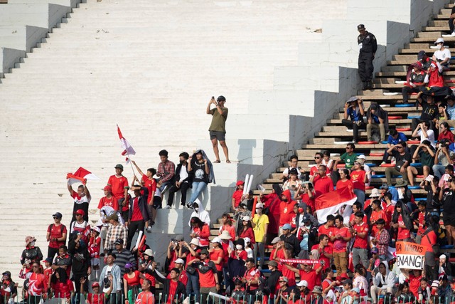 Suporter Indonesia meneriakan yel-yel saat mendukung Timnas Indonesia melawan Timnas Filipina pada pertandingan perdana Grup A Sepak Bola SEA Games 2023 di National Olympic Stadium, Phnom Penh, Kamboja, Sabtu (29/4/2023). Foto: M Agung Rajasa/ANTARA FOTO