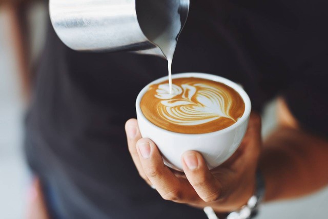 Ilustrasi Perbedaan Piccolo dan Latte. Sumber: Pexels.com/Chevanon Photography