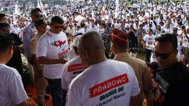 Wakil Ketua Dewan Pembina Partai Gerindra, Hashim Djojohadikusumo mengikuti 'Jalan Sehat Prabowo' yang digelar di Kecamatan Langowan, Kabupaten Minahasa. (foto: istimewa)