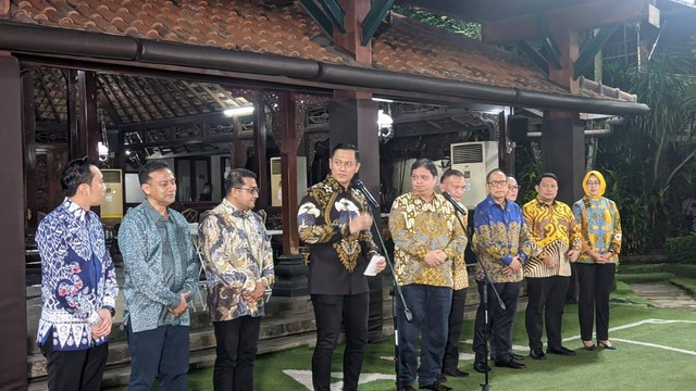 Jumpa pers usai pertemuan SBY dengan Ketum Golkar Airlangga Hartarto di Puri Cikeas, Bogor, Sabtu (29/4/2023). Foto: Jonathan Devin/kumparan