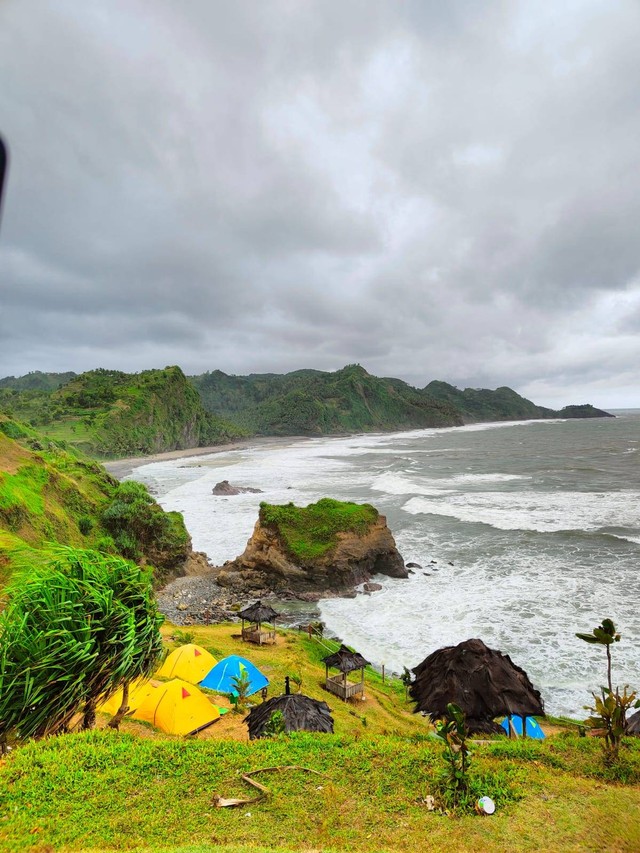 pemandangan pantai menganti dari atas bukit. Foto : dokumentasi pribadi